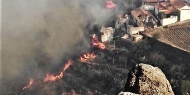 “Περιβαλλοντική τραγωδία” στο Γκραν Κανάρια: Εκτός ελέγχου η κατάσταση με τις φωτιές