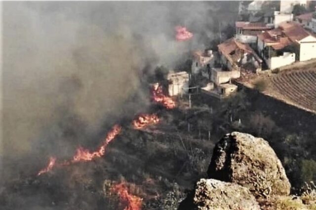 “Περιβαλλοντική τραγωδία” στο Γκραν Κανάρια: Εκτός ελέγχου η κατάσταση με τις φωτιές