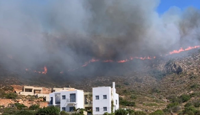 Φωτιά στην Ελαφόνησο: Μεγάλη αναζωπύρωση – Εκκενώνονται κάμπινγκ και οικισμός