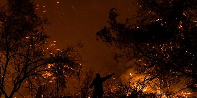 Φωτιά στην Εύβοια: Ολονύχτια μάχη από 382 πυροσβέστες – Οριοθετημένη αλλά επικίνδυνη η πυρκαγιά