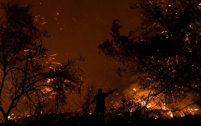 Φωτιά στην Εύβοια: Ολονύχτια μάχη από 382 πυροσβέστες – Οριοθετημένη αλλά επικίνδυνη η πυρκαγιά