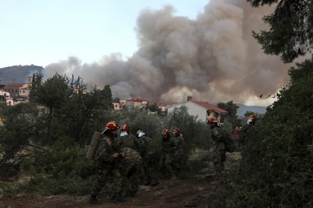 Φωτιές: Πάνω από 1000 πυροσβέστες “πολεμάνε” 56 δασικές πυρκαγιές