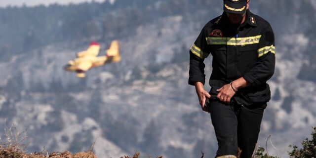 Φωτιά στην Εύβοια: Τιτάνια μάχη με τις αναζωπυρώσεις δίνουν οι πυροσβέστες – Στο μέτωπο και τρία ευρωπαϊκά αεροσκάφη