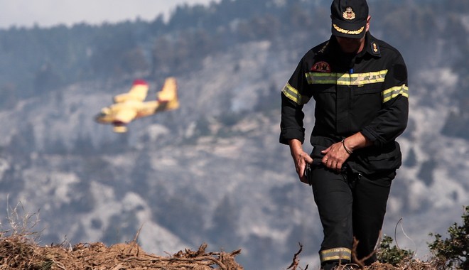 Φωτιά στην Εύβοια: Τιτάνια μάχη με τις αναζωπυρώσεις δίνουν οι πυροσβέστες – Στο μέτωπο και τρία ευρωπαϊκά αεροσκάφη