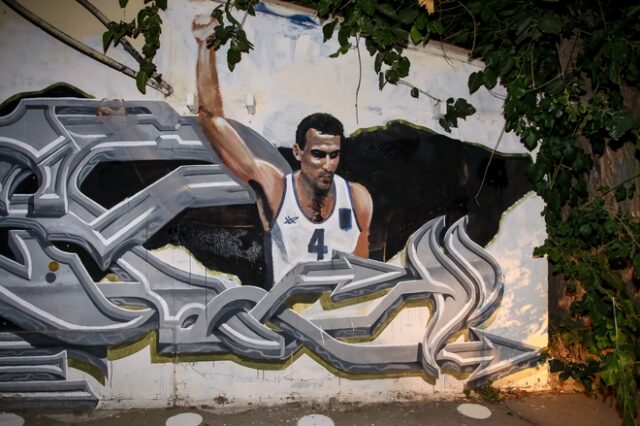 Το γκράφιτι για τον Νίκο Γκάλη επέστρεψε – Αυτή τη φορά με φανέλα Εθνικής