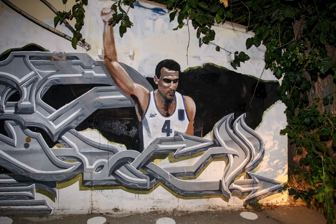 Το γκράφιτι για τον Νίκο Γκάλη επέστρεψε – Αυτή τη φορά με φανέλα Εθνικής