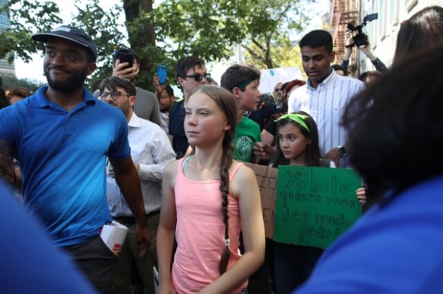 Γκρέτα Τούνμπεργκ: Διαδηλώνει με εκατοντάδες νέους έξω από την έδρα του ΟΗΕ στις ΗΠΑ