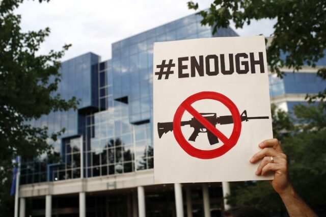 ΗΠΑ: 25 Πυροβόλα και 10.000 σφαίρες σε σπίτι 18χρονου που καλούσε κόσμο “να σκοτώσει” στο Ίντερνετ