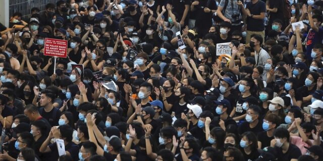Χονγκ Κονγκ: Συμπλοκές διαδηλωτών και αστυνομίας στο αεροδρόμιο της πόλης