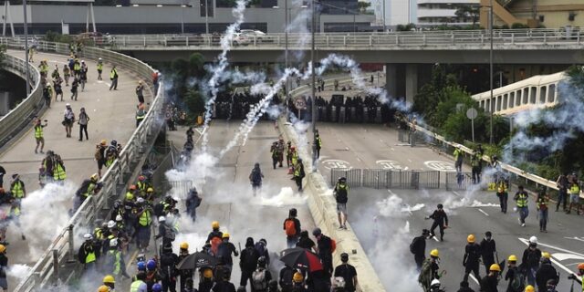 Χονγκ Κονγκ: Χρήση δακρυγόνων από την αστυνομία για να διαλύσει διαδήλωση