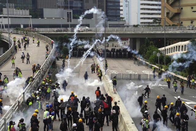Χονγκ Κονγκ: Χρήση δακρυγόνων από την αστυνομία για να διαλύσει διαδήλωση