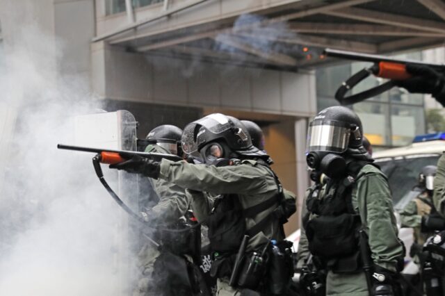 Κλιμάκωση στο Χονγκ Κονγκ: Η αστυνομία κάνει χρήση αντλιών νερού και πυροβολεί