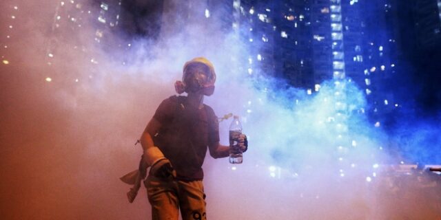 Χονγκ Κονγκ σε αναβρασμό: Δεκάδες συλλήψεις διαδηλωτών  – Αναμένεται γενική απεργία αύριο