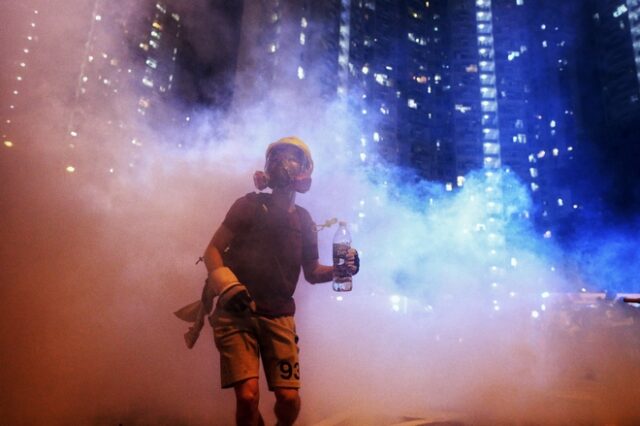Χονγκ Κονγκ σε αναβρασμό: Δεκάδες συλλήψεις διαδηλωτών  – Αναμένεται γενική απεργία αύριο