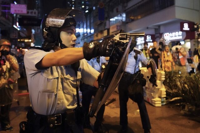 Χονγκ Κονγκ: Η αστυνομία δικαιολόγησε τον πυροβολισμό – “Ιδιαίτερα βίαιοι διαδηλωτές”