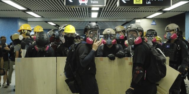 Χονγκ Κονγκ: “Ανεξέλεγκτη κατάσταση” – Χάος στο δίκτυο μεταφορών με τη γενική απεργία