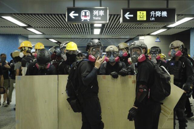 Χονγκ Κονγκ: “Ανεξέλεγκτη κατάσταση” – Χάος στο δίκτυο μεταφορών με τη γενική απεργία