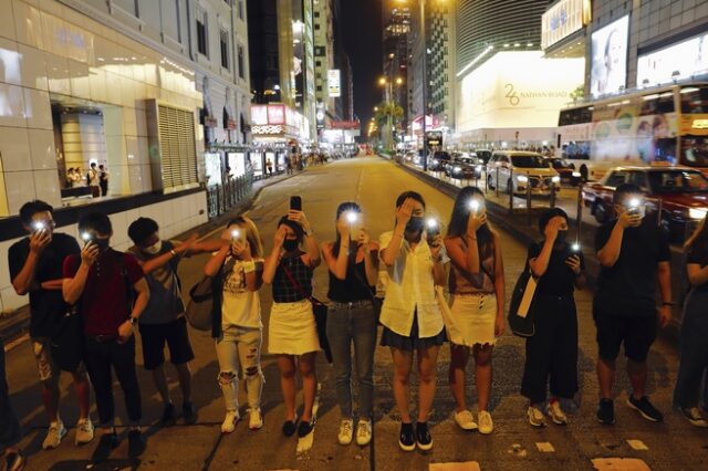Διαδηλωτές σχημάτισαν ανθρώπινη αλυσίδα υπέρ της δημοκρατίας στο Χονγκ-Κονγκ