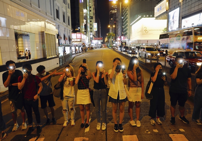 Διαδηλωτές σχημάτισαν ανθρώπινη αλυσίδα υπέρ της δημοκρατίας στο Χονγκ-Κονγκ