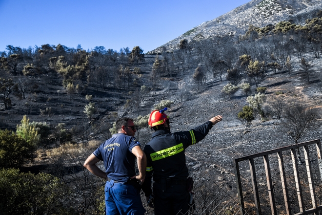 Φωτιά στον Υμηττό: Καταγγελίες κατοίκων για έκρηξη και ταυτόχρονες εστίες