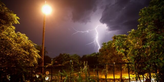 Καιρός: Έρχονται βροχές, καταιγίδες και χαλάζι – Πού θα εκδηλωθούν τα φαινόμενα