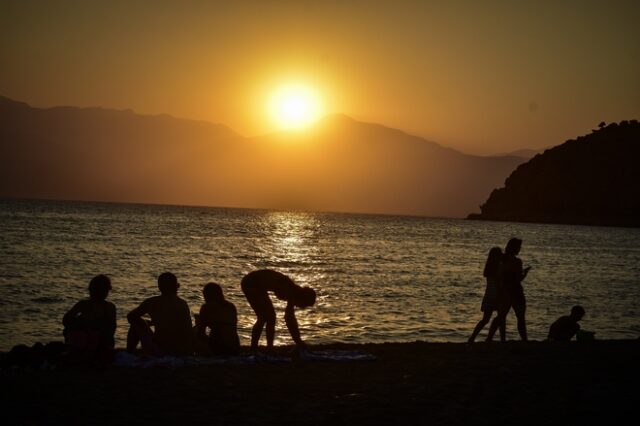 Καιρός: Ηλιοφάνεια με κανονικές θερμοκρασίες – Ζέστες από την Πέμπτη