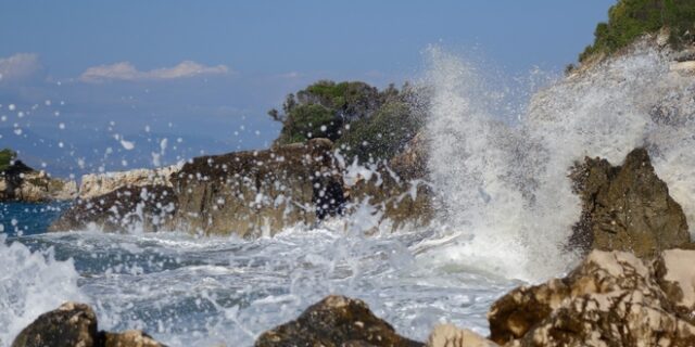 Επιμένει το μελτέμι στο Αιγαίο – Υψηλές θερμοκρασίες κυρίως στα δυτικά