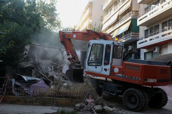 Ο δήμος Αθηναίων κατεδάφισε επικίνδυνο κτίριο στους Αμπελόκηπους