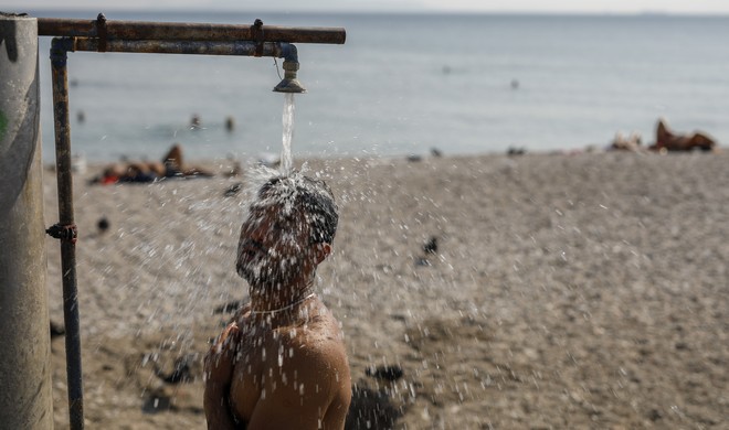 Καύσωνας: Καμίνι η χώρα – Στους 42 βαθμούς η θερμοκρασία