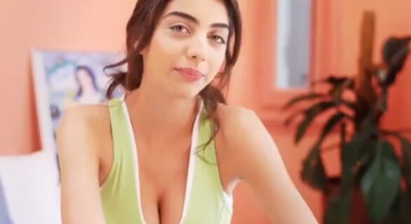 Η Καζαριάν ποζάρει topless και αναστατώνει τους διαδικτυακούς της φίλους
