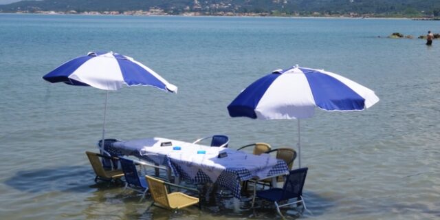 Απίστευτο στην Κέρκυρα: Μία ταβέρνα -κυριολεκτικά- μέσα στη θάλασσα