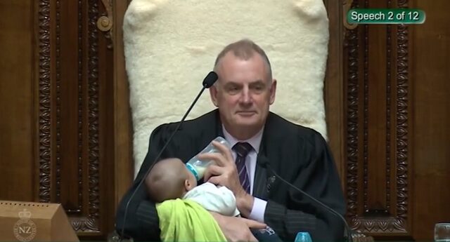 Νέα Ζηλανδία: Ο πρόεδρος της Βουλής τάισε μωρό στο κοινοβούλιο