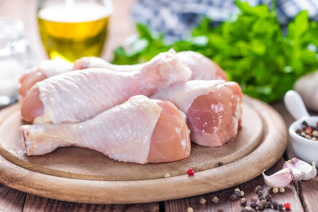 Κοτόπουλα ακατάλληλα για κατανάλωση κατασχέθηκαν σε επιχείρηση εστίασης του Πειραιά