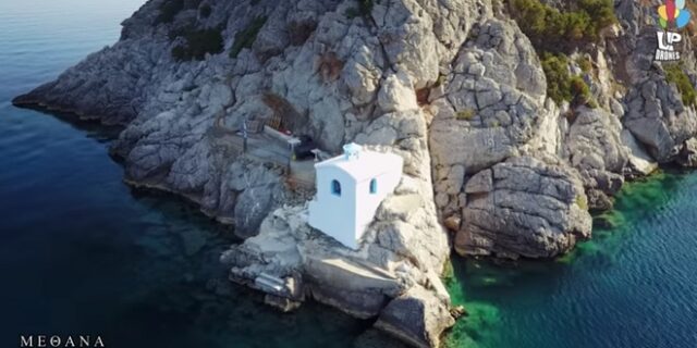 “Κρασοπαναγιά”: Το γαλάζιο εκκλησάκι της Πελοποννήσου που είναι φτιαγμένο από κρασί και χώμα