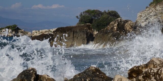 Καιρός: Εξασθενεί το μελτέμι – Σε κανονικά επίπεδα ο υδράργυρος