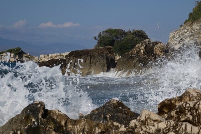 Καιρός: Εξασθενεί το μελτέμι – Σε κανονικά επίπεδα ο υδράργυρος