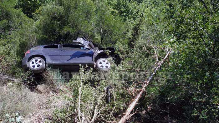 Απίστευτο: 90χρονος έπεσε με το αμάξι σε αυτό τον γκρεμό, εκτοξεύτηκε και σώθηκε