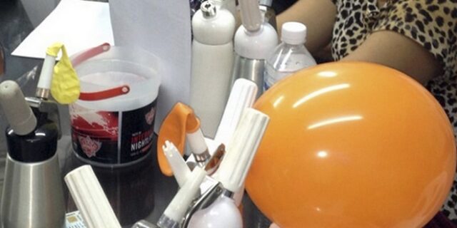 Αέριο γέλιου: Τι είναι, πού χρησιμοποιείται και γιατί δεν πρέπει να εισπνέεται