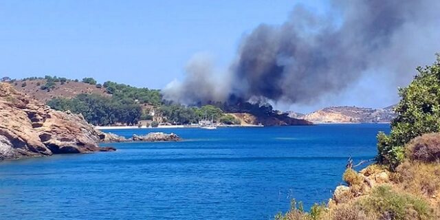 Μεγάλη Φωτιά στη Λέρο. Άντρες του Λιμενικού απομάκρυναν λουόμενους από παραλία