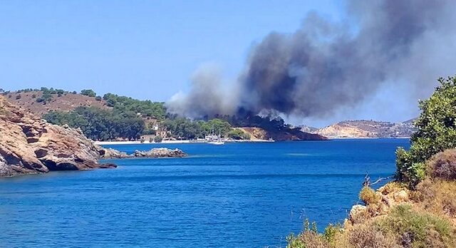 Μεγάλη Φωτιά στη Λέρο. Άντρες του Λιμενικού απομάκρυναν λουόμενους από παραλία