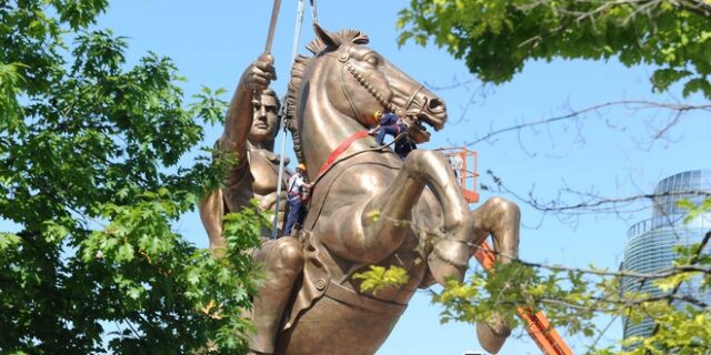 Βόρεια Μακεδονία: Ο Μέγας Αλέξανδρος είναι Έλληνας – Τοποθετήθηκε επιγραφή