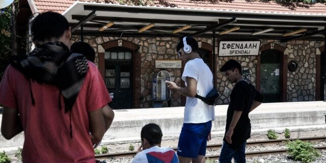 Μετανάστες απέκλεισαν τις σιδηροδρομικές γραμμές στη Μαλακάσα