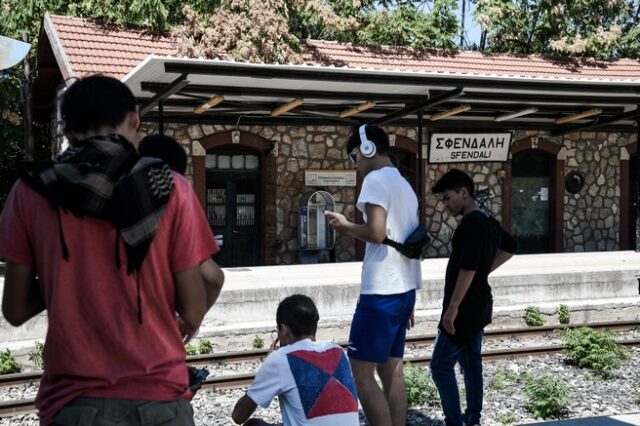 Μετανάστες απέκλεισαν τις σιδηροδρομικές γραμμές στη Μαλακάσα