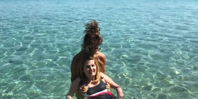 Μάθημα ζωής από την Μυρτώ: Πρώτη φορά στη θάλασσα, επτά χρόνια μετά την επίθεση στην Πάρο