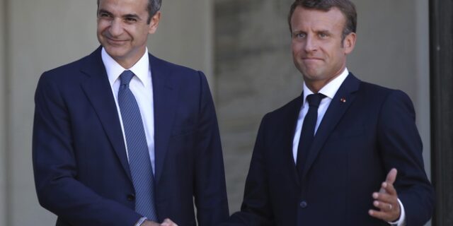 Συνάντηση Μακρόν – Μητσοτάκη: Από το Λούβρο στην Αθήνα η Μετόπη του Παρθενώνα