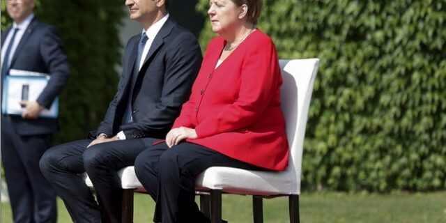 Καθιστοί στην ανάκρουση των εθνικών ύμνων Μέρκελ και Μητσοτάκης