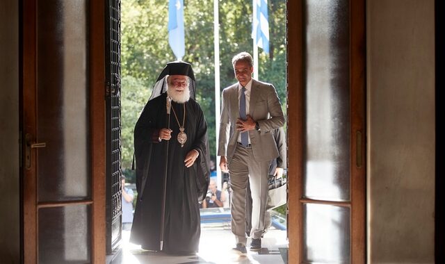 Πρόσκληση από το Θεόδωρο Β΄ στο Μητσοτάκη να επισκεφθεί το Πατριαρχείο Αλεξανδρείας