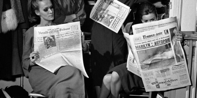 Η φωτογραφία της Ημέρας: “Διαβάζοντας” την είδηση του θανάτου της Μέριλιν Μονρόε