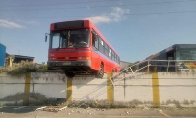 Λεωφορείο του ΟΑΣΘ χωρίς φρένα βρέθηκε να κρέμεται στο κενό