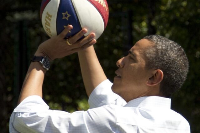 Ομπάμα: 120,000 δολάρια πουλήθηκε η φανέλα με την οποία έπαιζε μπάσκετ στο γυμνάσιο